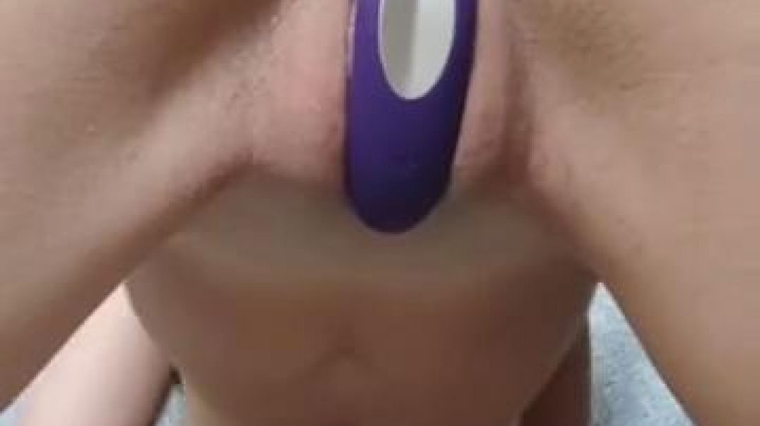 ⁣Girl masturbating alone to orgasm with sex toy, satisfyer